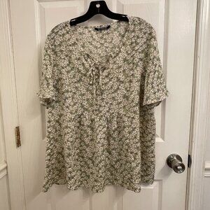 Bloomchic‎ Short Sleeve Babydoll Green Daisy Floral Top Blouse NWOT size 14 / 16